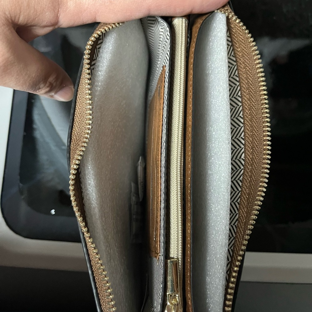 Classic Brown Leather Women's Wallet - Picture 4 of 6